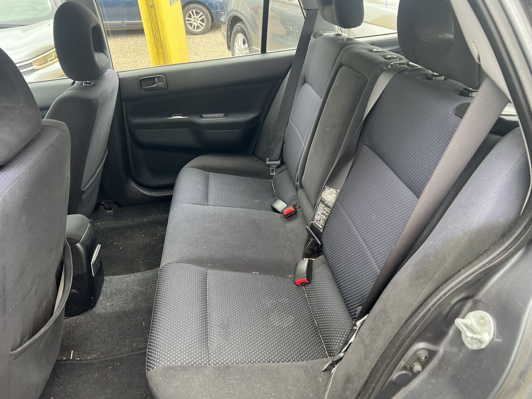 Grå Mitsubishi Lancer fra 2007 set indefra