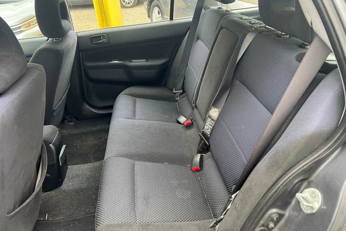 Grå Mitsubishi Lancer fra 2007 set indefra