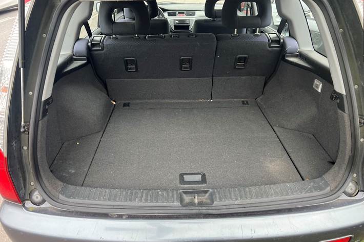 Grå Mitsubishi Lancer fra 2007 set indefra