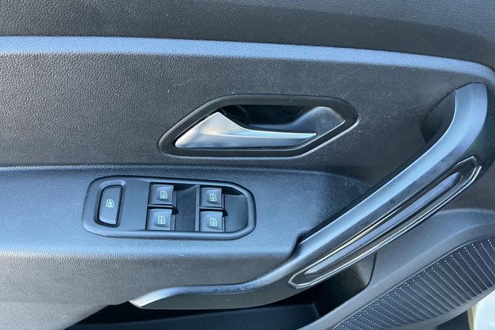 Gul Dacia Duster fra 2018