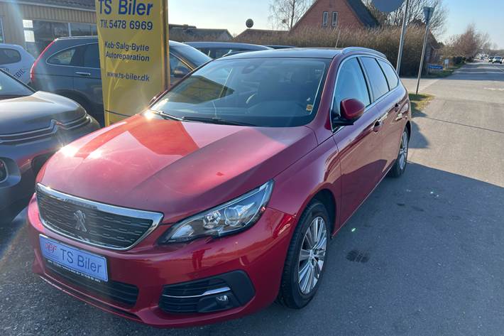 Rød Peugeot 308 fra 2018 set udefra