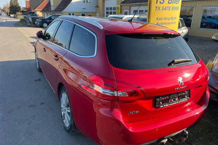 Rød Peugeot 308 fra 2018