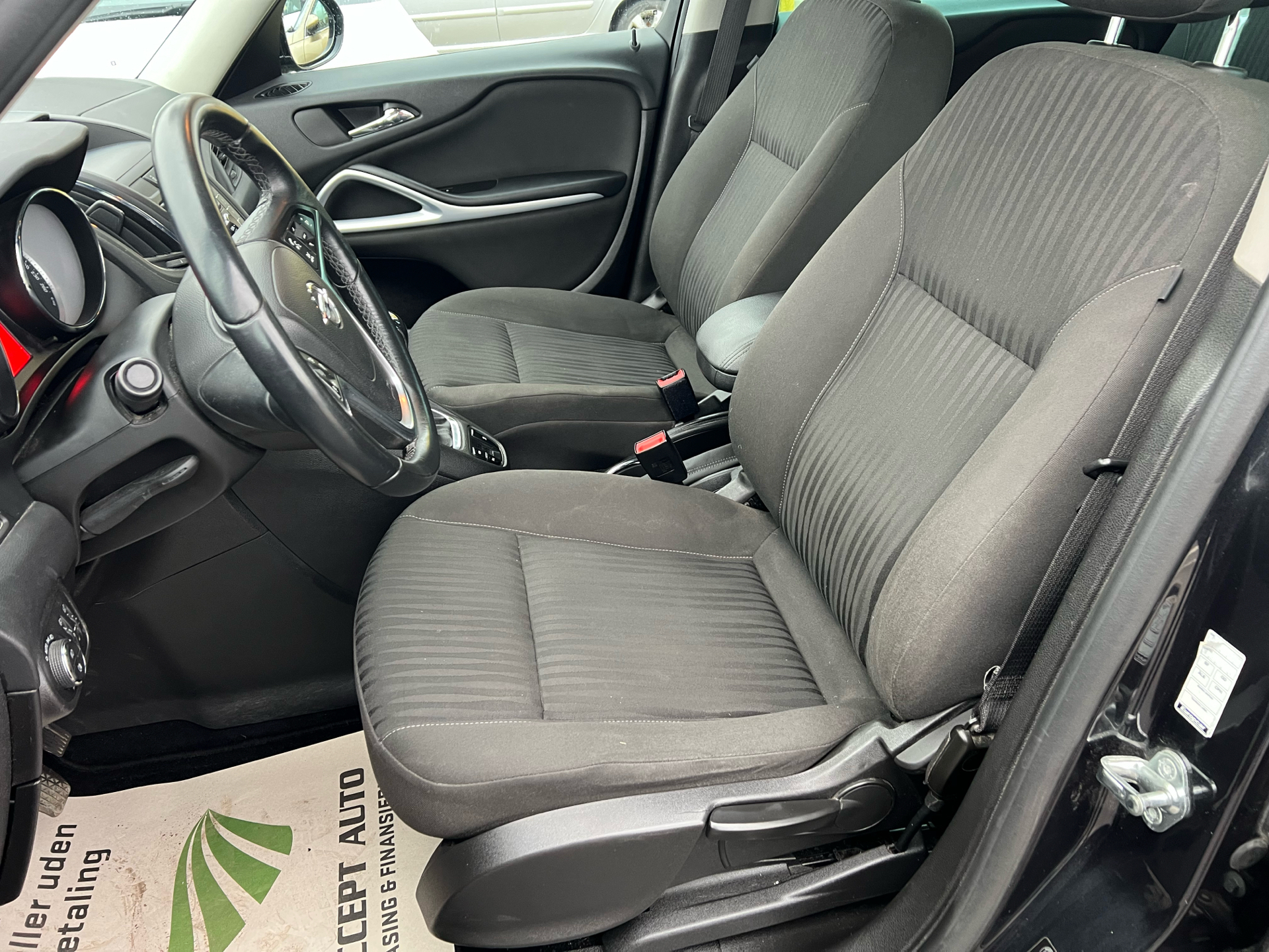 Sort Opel Zafira fra 2015