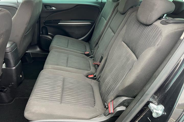 Sort Opel Zafira fra 2015
