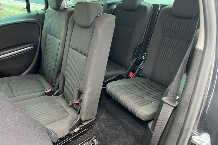 Sort Opel Zafira fra 2015