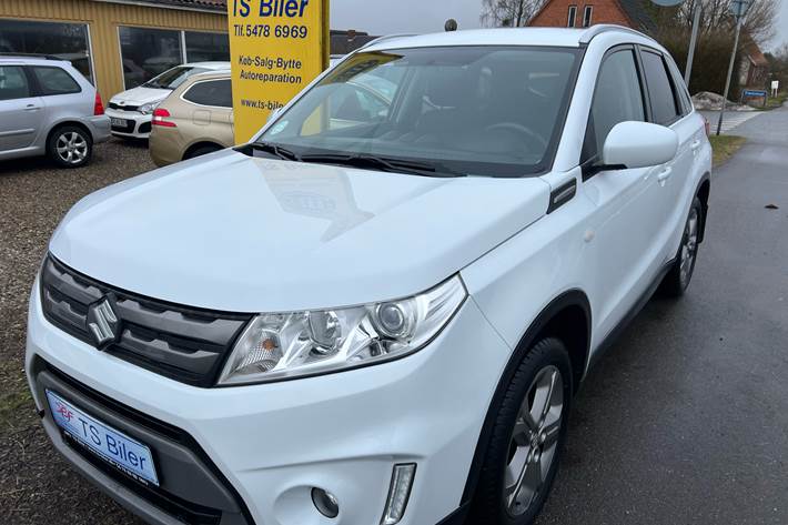 Hvid Suzuki Vitara fra 2017 set udefra