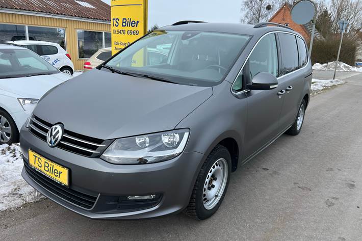 Hvid VW Sharan fra 2020 set udefra