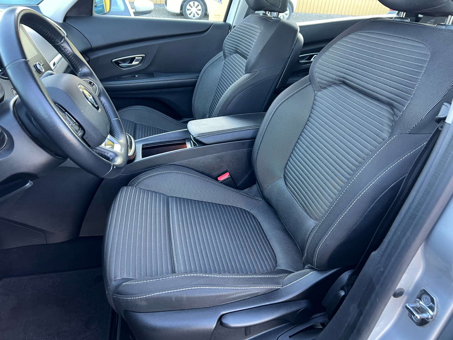 Sølv Renault Grand Scénic fra 2018 set indefra
