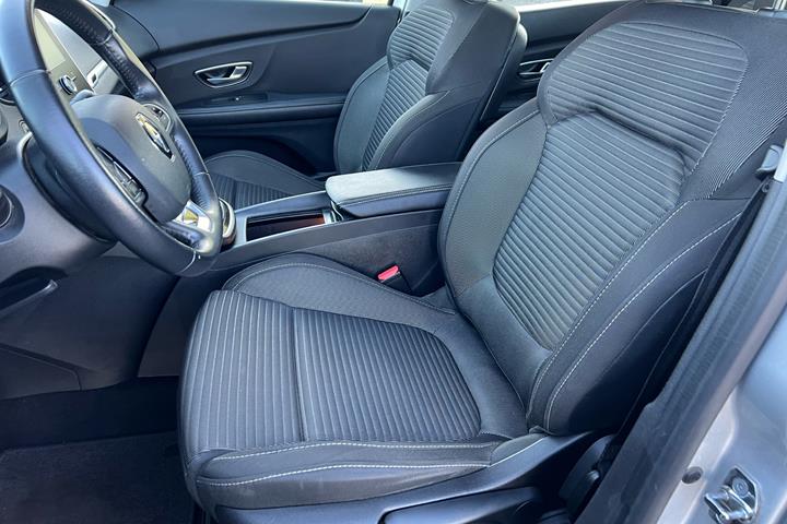 Sølv Renault Grand Scénic fra 2018 set indefra