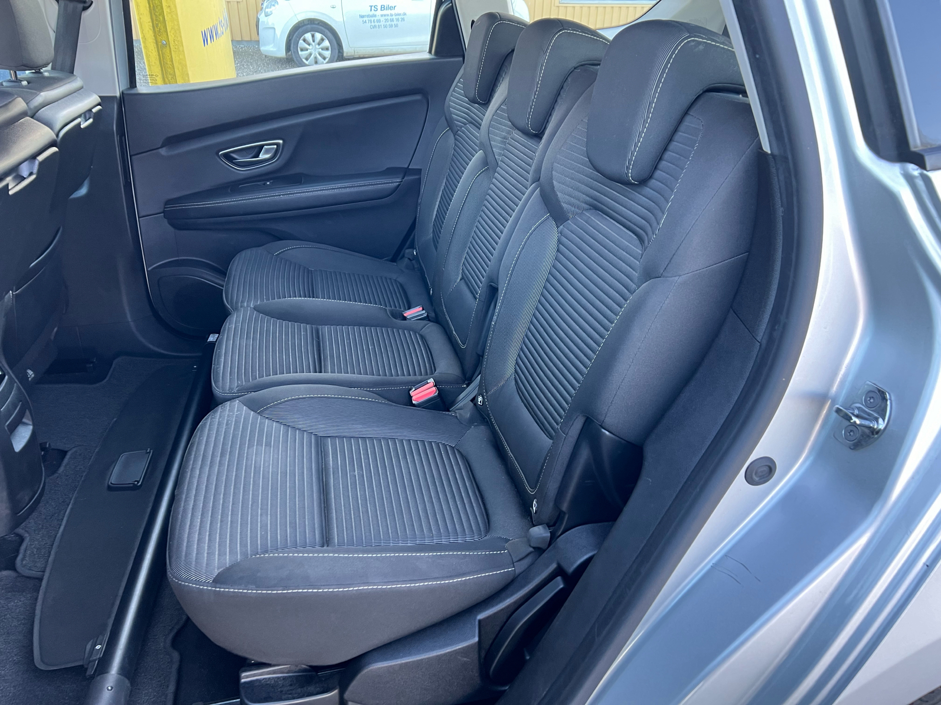 Sølv Renault Grand Scénic fra 2018 set indefra