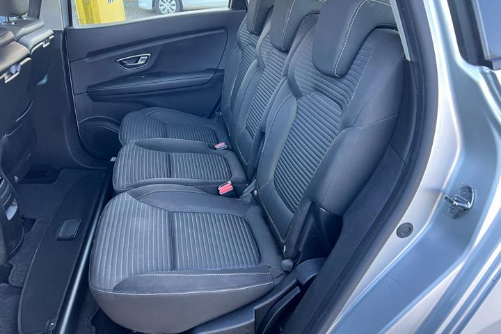 Sølv Renault Grand Scénic fra 2018 set indefra