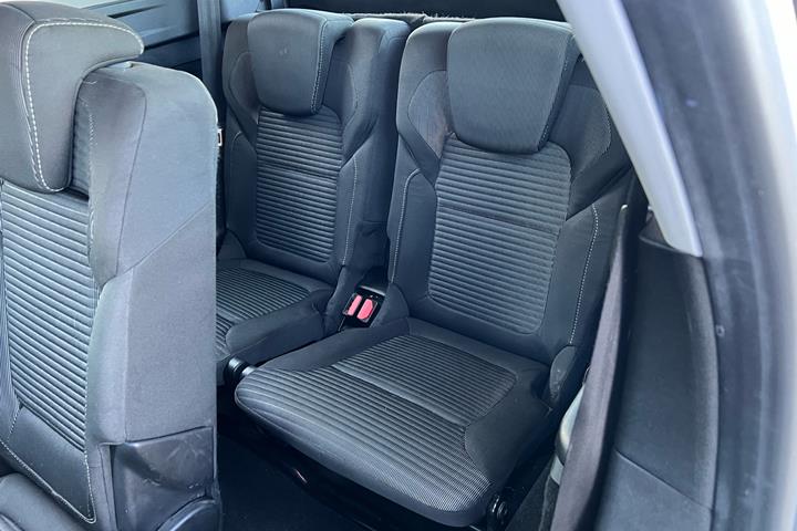 Sølv Renault Grand Scénic fra 2018 set indefra