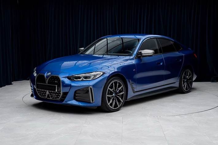 Blå BMW i4 fra 2023