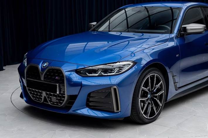 Blå BMW i4 fra 2023