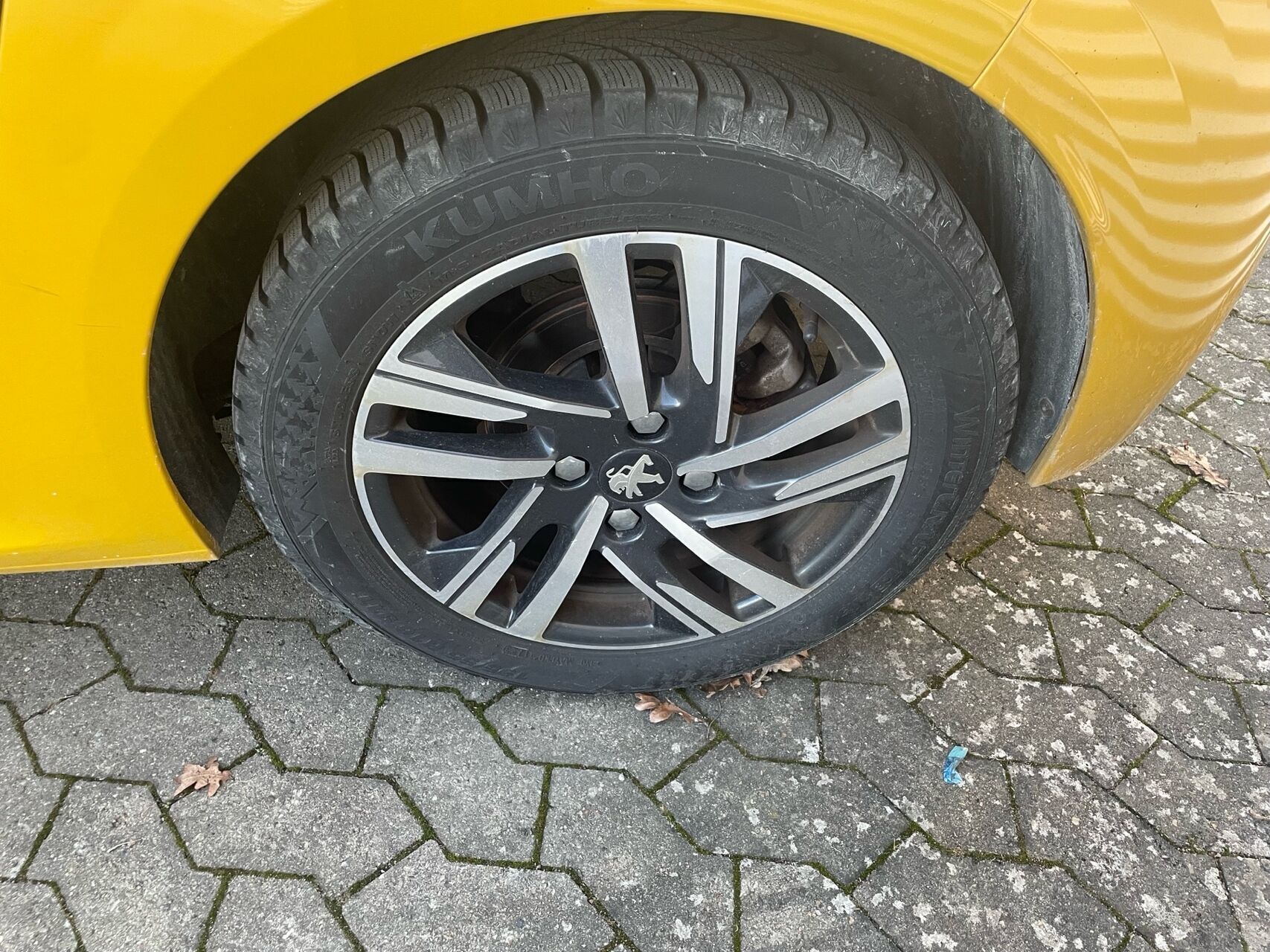 Gul Peugeot 208 fra 2020