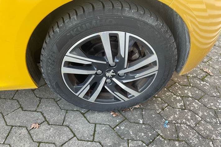 Gul Peugeot 208 fra 2020