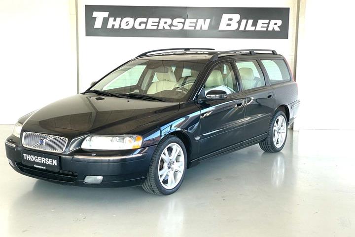 Sort Volvo V70 fra 2004 set udefra