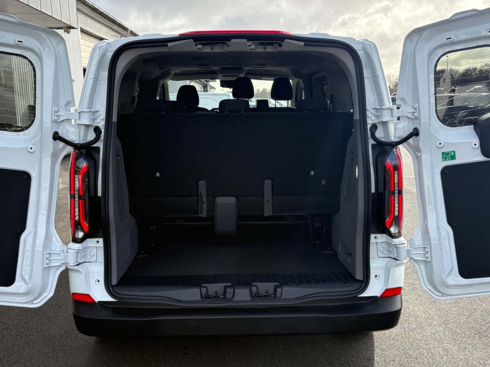 Hvid Ford E-Transit Custom Kombi 340 L1 fra 2026