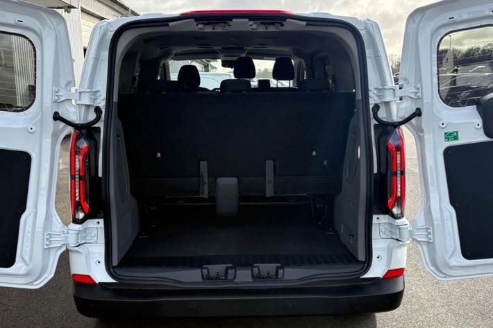 Hvid Ford E-Transit Custom Kombi 340 L1 fra 2026