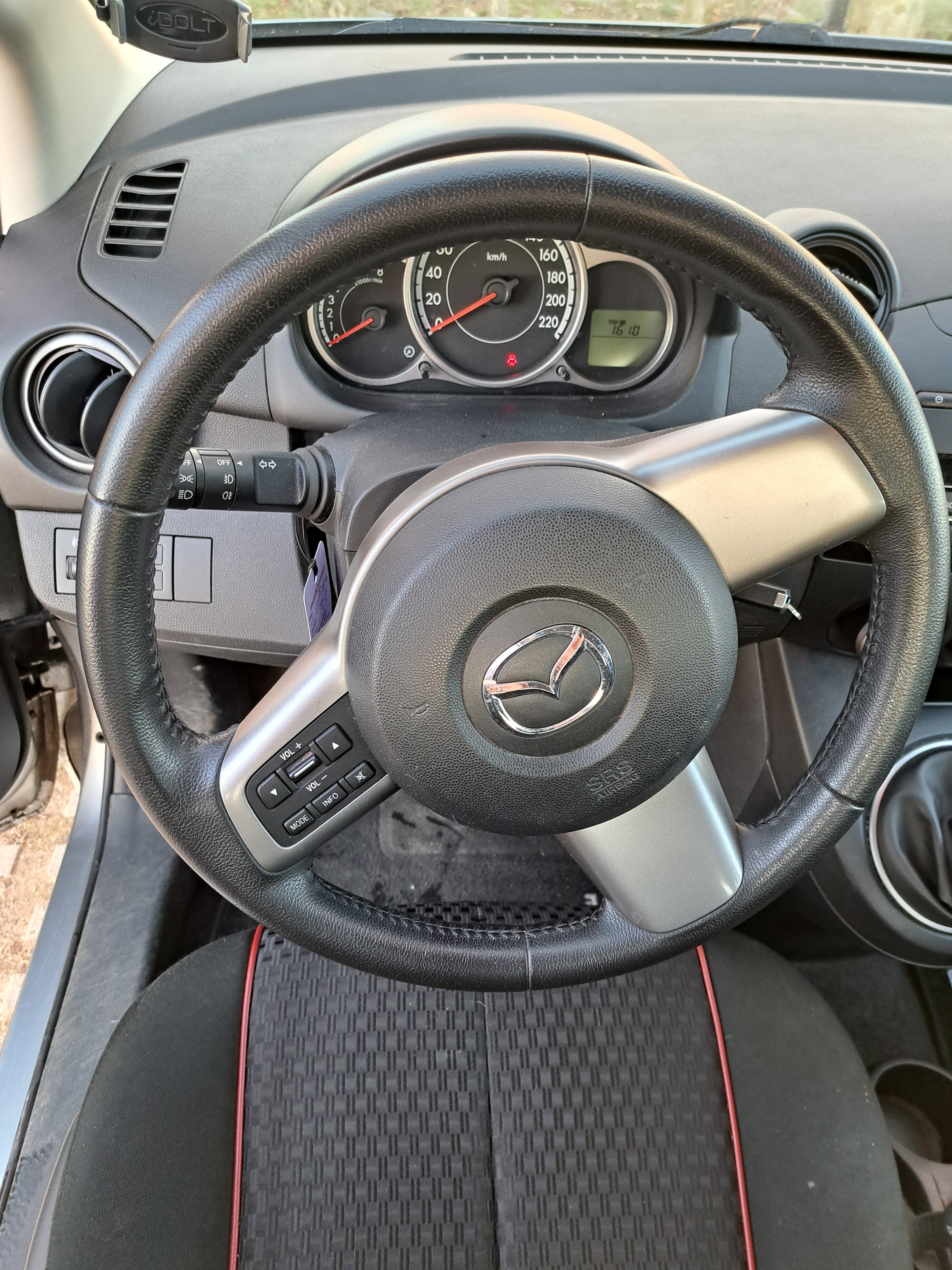 Grå Mazda 2 fra 2013