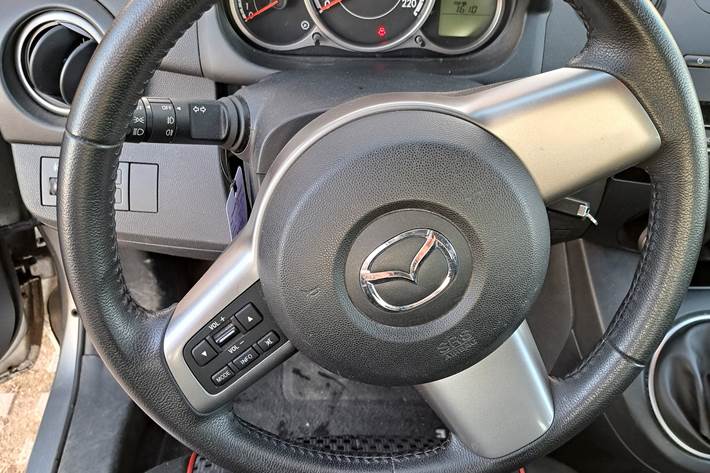 Grå Mazda 2 fra 2013