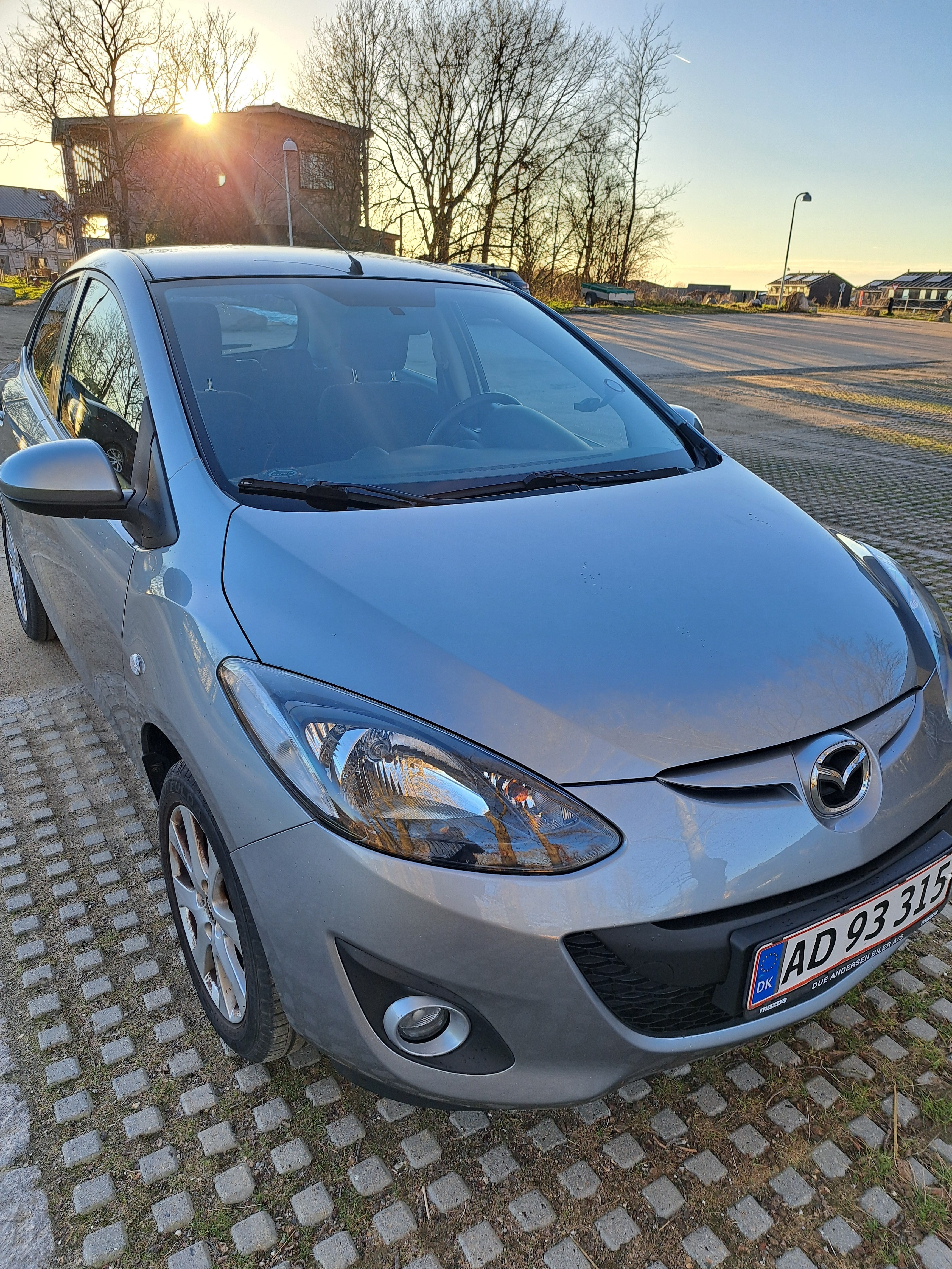 Grå Mazda 2 fra 2013