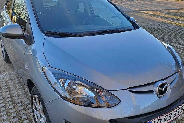 Grå Mazda 2 fra 2013