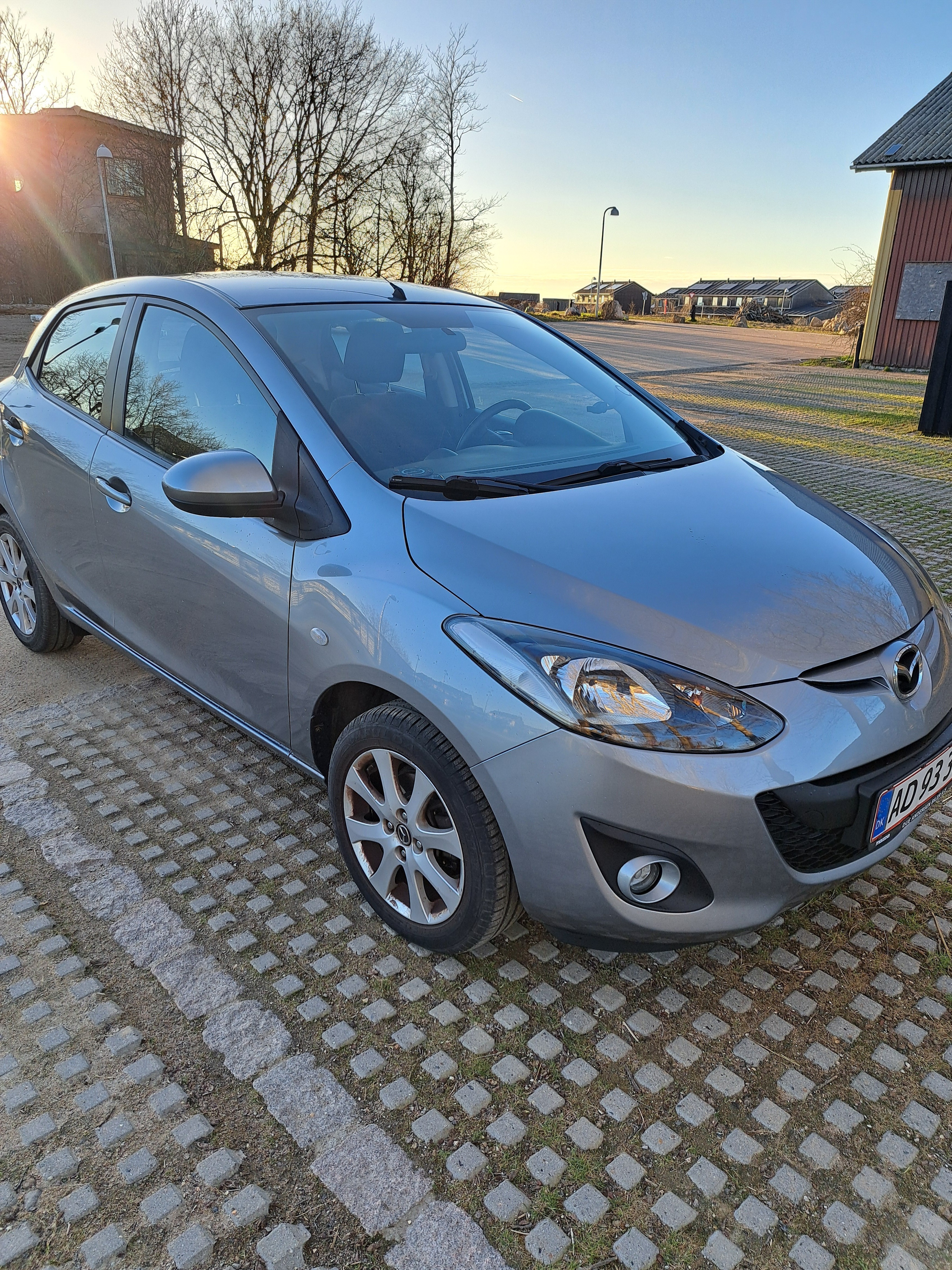 Grå Mazda 2 fra 2013