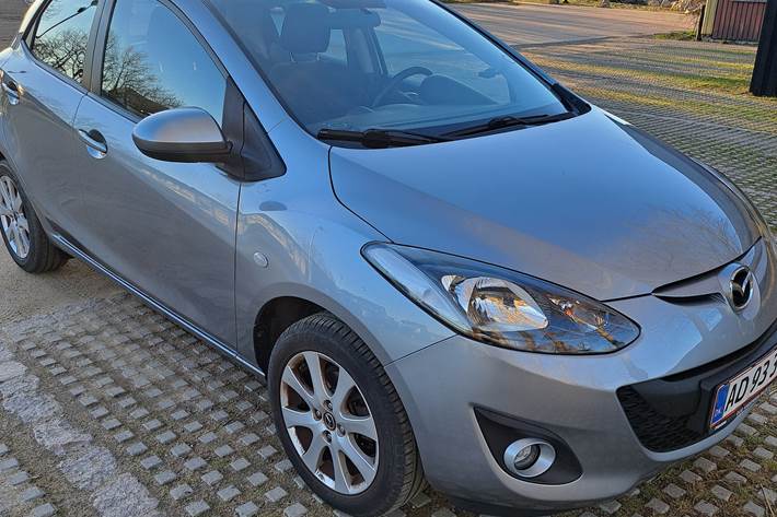Grå Mazda 2 fra 2013