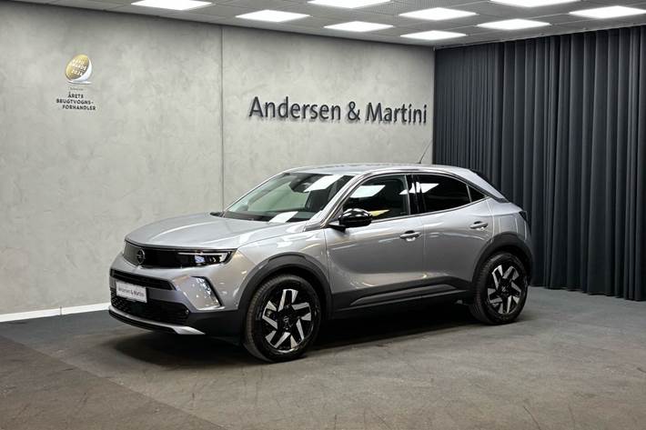 Grå Opel Mokka-e fra 2023 set udefra