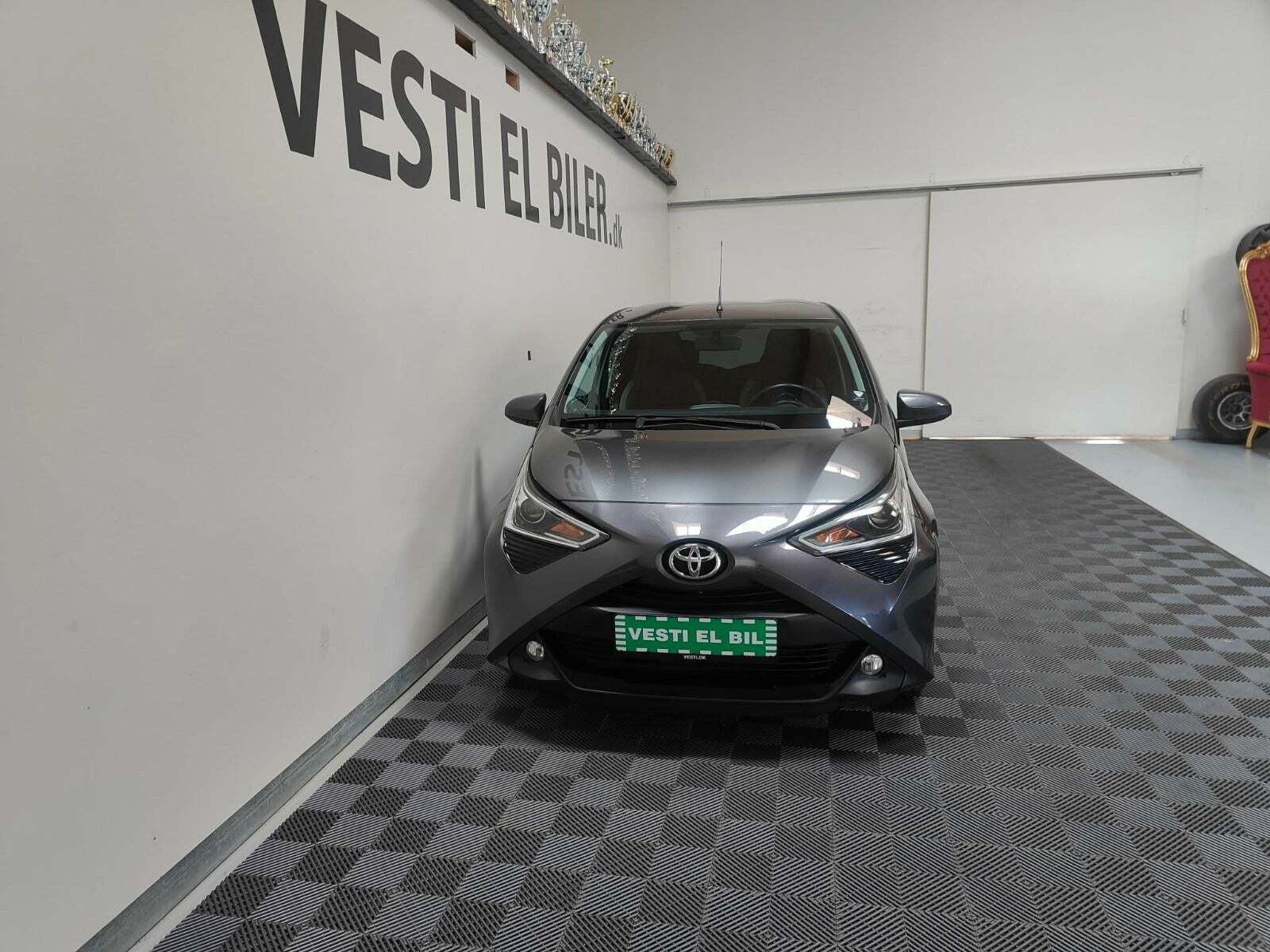 Grå Toyota Aygo fra 2021