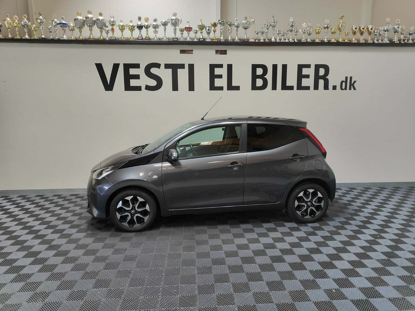 Grå Toyota Aygo fra 2021