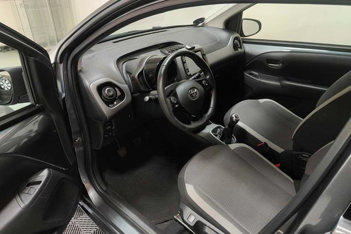 Grå Toyota Aygo fra 2021