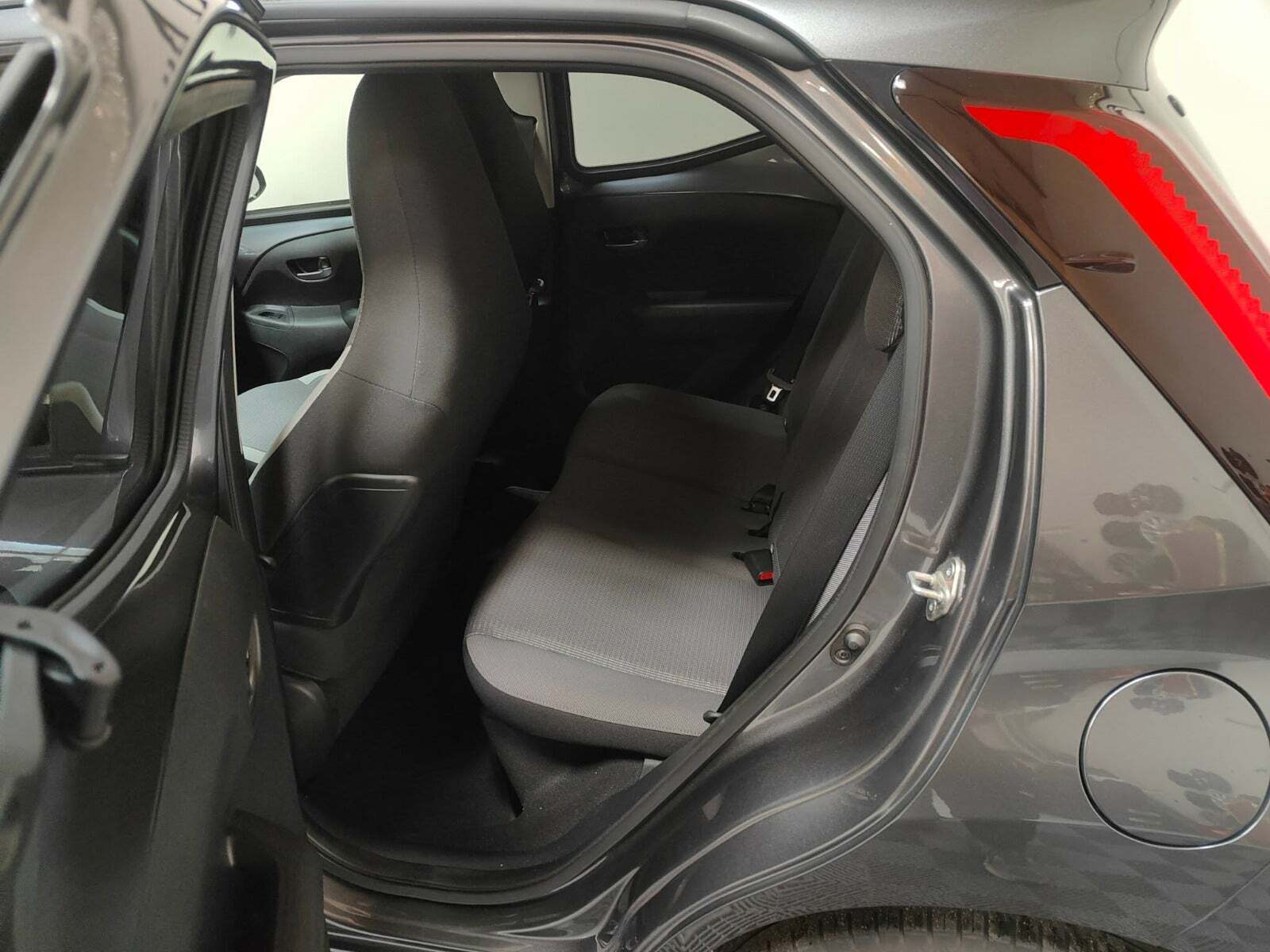 Grå Toyota Aygo fra 2021