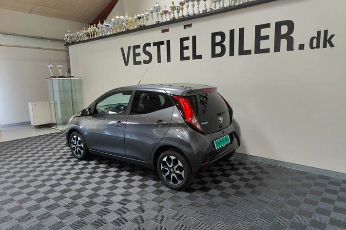 Grå Toyota Aygo fra 2021