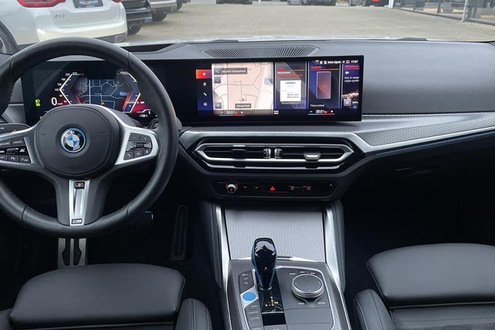 Hvid BMW i4 fra 2023