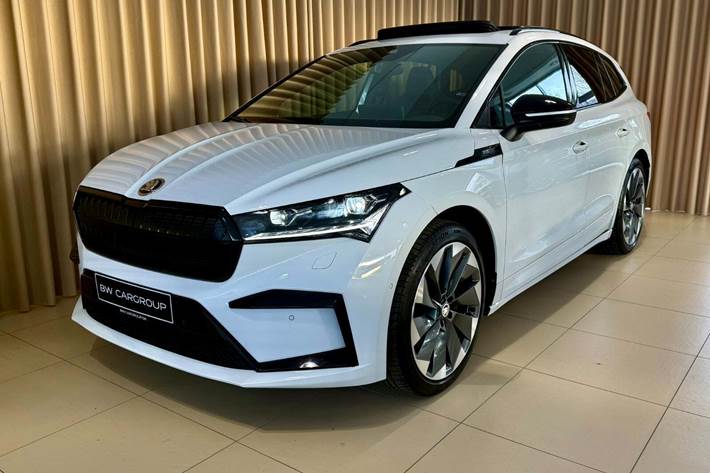 Hvid Skoda Enyaq fra 2022 set udefra