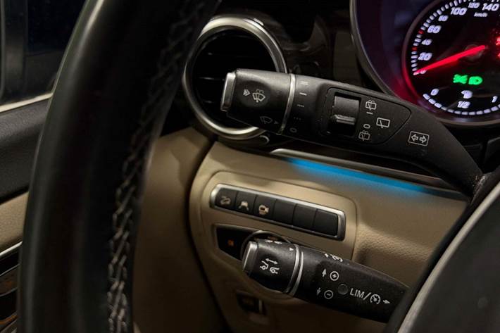 Blå Mercedes V250 d fra 2018