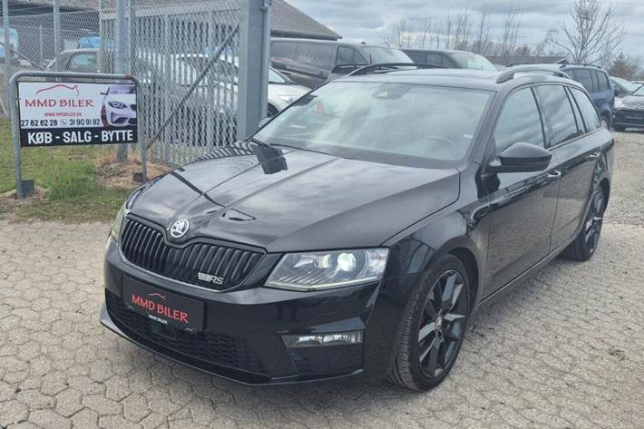 Sort Skoda Octavia fra 2017 set udefra