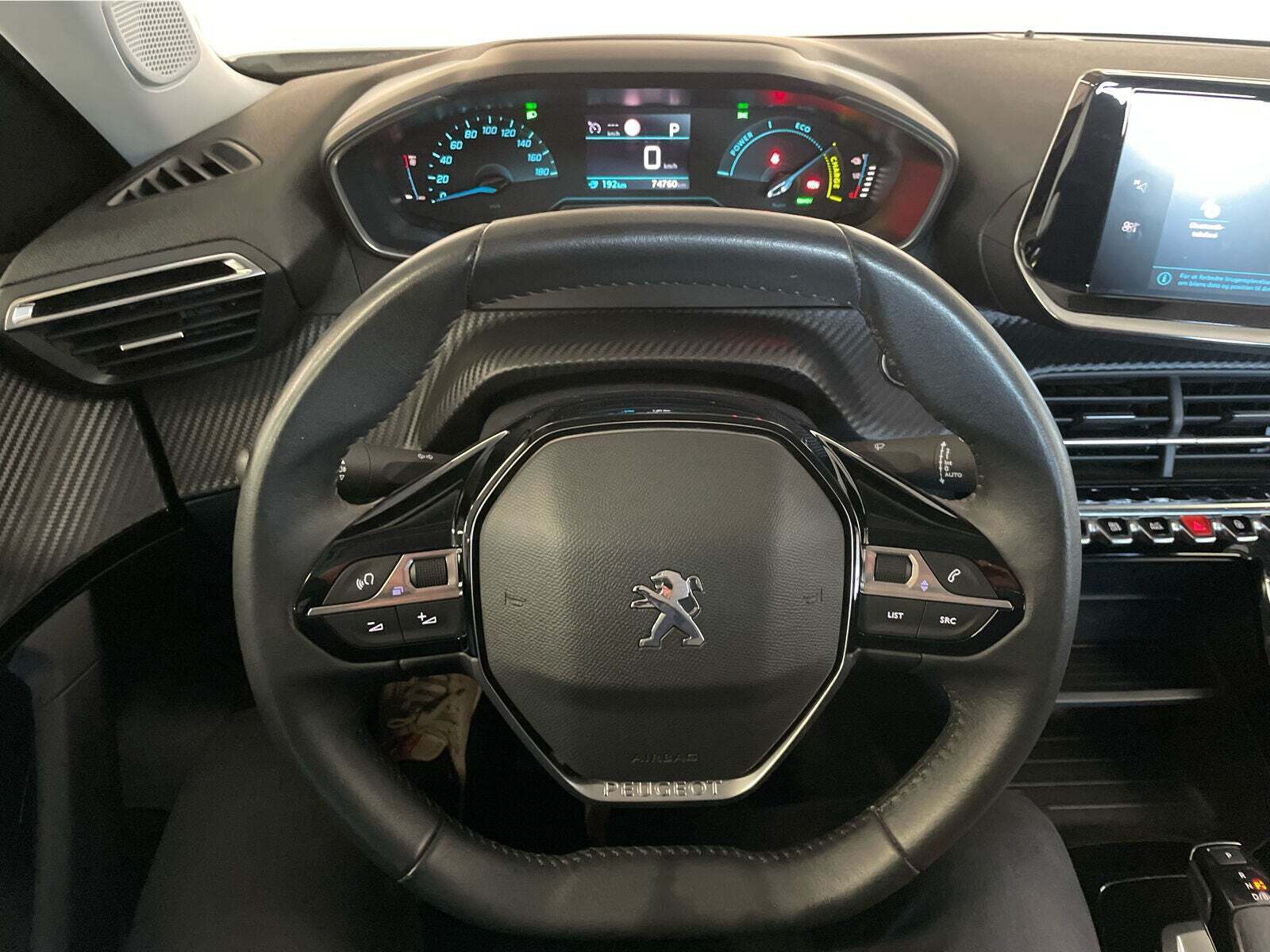 Hvid Peugeot e-2008 fra 2022