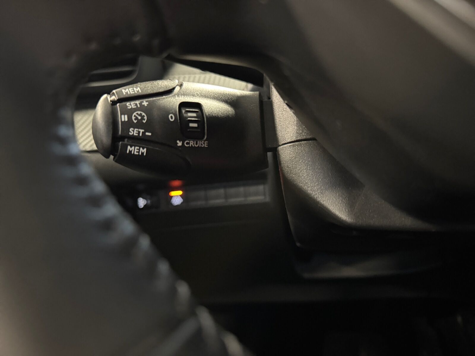 Beige Peugeot e-208 fra 2021