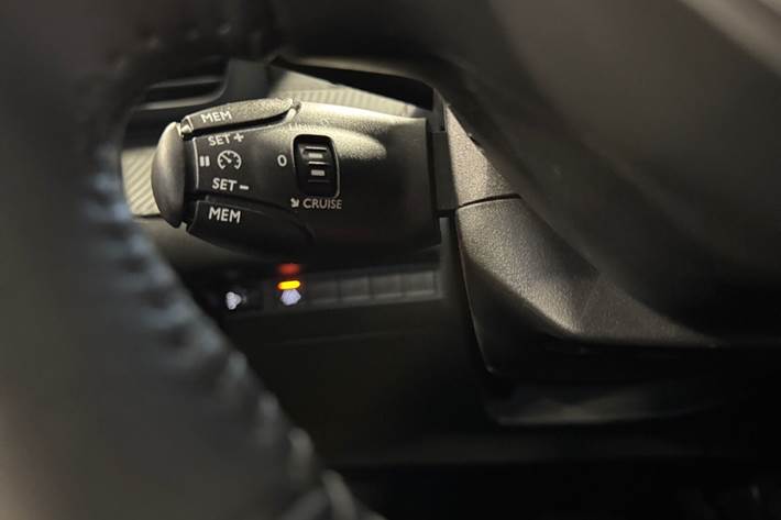 Beige Peugeot e-208 fra 2021