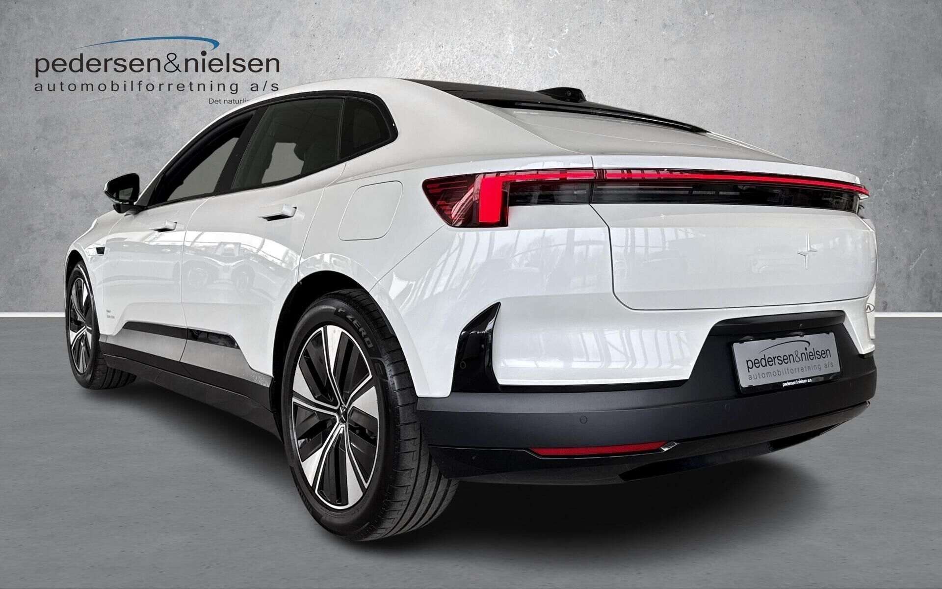 Hvid Polestar 4 fra 2025