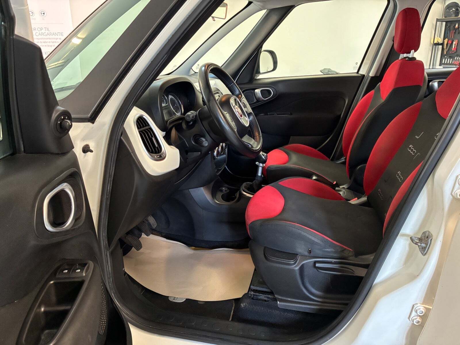 Hvid Fiat 500L fra 2012 set indefra