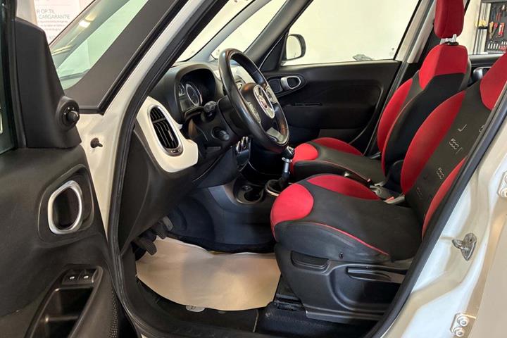 Hvid Fiat 500L fra 2012 set indefra