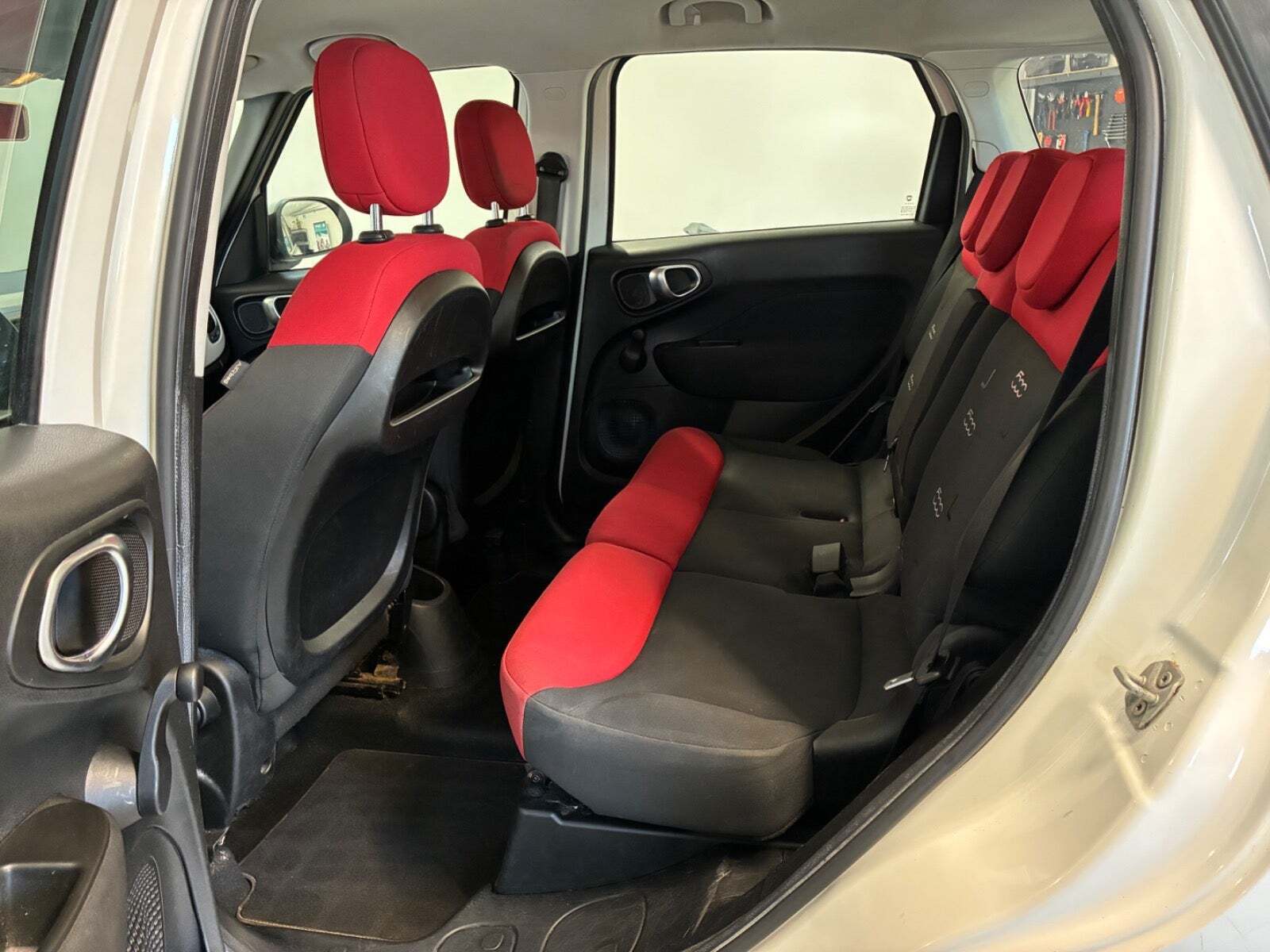 Hvid Fiat 500L fra 2012 set indefra