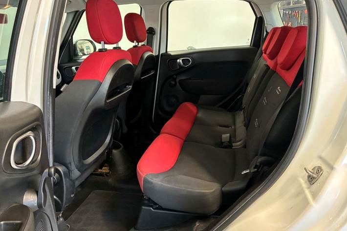 Hvid Fiat 500L fra 2012 set indefra