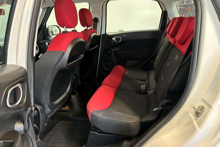 Hvid Fiat 500L fra 2012 set indefra