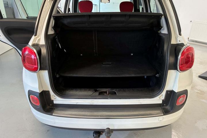 Hvid Fiat 500L fra 2012 set indefra