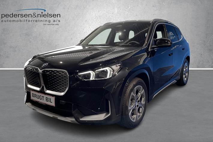 Sort BMW iX1 fra 2024 set udefra